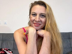 Leie, Grosser arsch, Blondine, Fingern, Masturbation, Milf, Solo, Entkleiden