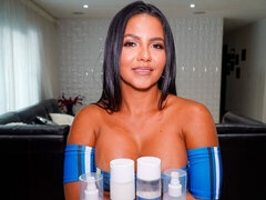 Gros cul, Gros seins, Sucer une bite, Brunette brune, Fille latino, Mère que j'aimerais baiser, Dénudage, Nénés