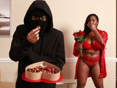 Gros cul, Gros seins, Sucer une bite, Attrapée, En levrette, Lingerie, Seins naturels, Branlette espagnole