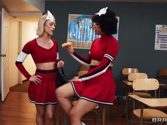 18 jahre, Grosser arsch, Grosser schwanz, Blasen, Anfeuerer, Hundestellung, Jungendliche (18+), Titten