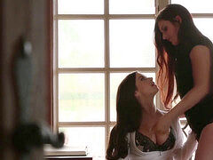 Brunette, Kvinde, Give finger, Kysse, Lille kvinde, Mager, Teenager