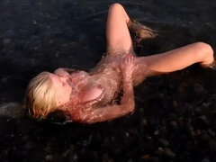 Strand, Naakt, Nudist, Buiten, Pissen, Slet, Roken, Vrouw