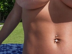 Enthousiasteling, Grote kont, Grote mammen, Bruinharig, Vrouw, Masturbatie, Buiten, Tieten likken