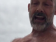 Peludo, Masturbación, Al aire libre