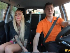 Grote kont, Grote lul, Grote mammen, Blond, Auto, Hondjeshouding, Moeder die ik wil neuken, Tatoeage