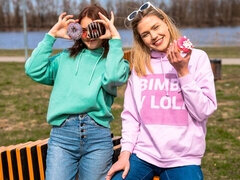Blondína, Brunetka, Lesbické, Výprask, Spodná bielizeň, Masturbácia, Vyholené, Kozičky