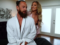 Stor stjärt, Stor kuk, Stora tuttar, Blondin, Avsugning, Doggystyle, Klackar, Milf