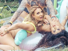 Culo grande, Tetas grandes, Rubia, Mamada, Estilo perrito, Ffm, Al aire libre, Trio