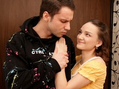 Pijpbeurt, Bruinharig, Hondjeshouding, Klein, Kort haar, Mager, Tiener, Tieten likken