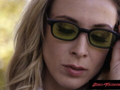 Blondína, Kuřba, Péro, Okuliare, Prirodzené prsia, Pička