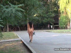 Veľké kozy, Prsnatá, Exhibicionisti, Vyzlečené, Prirodzené prsia, Na verejnosti, Sólo, Kozičky