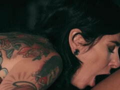 Meia nove, Carrro, Interracial, Beijar, Lésbica, Lambendo, Mãe gostosa, Tatuagem
