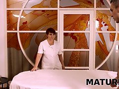 Gros seins, Sucer une bite, Femme couguar, Gorge profonde, Mature, Mère que j'aimerais baiser, Maman, Belle mère