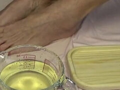 Fetysz stóp, Dojrzałe, Sikanie