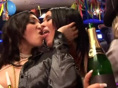 Noire, Sucer une bite, Tchèque, Queue, En levrette, Fête, Chatte, Echangistes