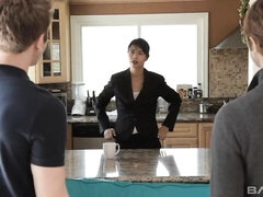 Asiatisch, Grosser arsch, Grosser schwanz, Grosse titten, Blasen, Hundestellung, Milf