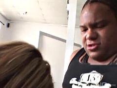 In den arsch, Grosse titten, Blondine, Blasen, Doppelpenetration, Gruppe, Interrassisch, Titten