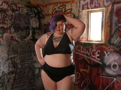 Mulher linda e grande, Praia, Biquine, Saltos, Lingerie, Melharucos naturais, Ao ar livre cartaz de rua outdoor, Solo chão