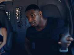 Sucer une bite, Bondage, Brunette brune, Voiture, Tir de sperme, En levrette, Interracial, De plein air