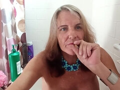 Amatoriale, Anale, Bagno, Grande clitoride, Masturbazione, Pisciando, Fumando   smoking, Solo