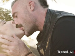 Kuřba, Stříkání spermatu, Dávení penisem, Fisting, Líbání, Venku, Pička, Sukně