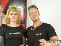 Enthousiasteling, Grote lul, Blond, Hondjeshouding, Kort haar, Mager, Tatoeage, Tieten likken