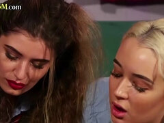 Babe, Brunette, Cfnm, Heppekor, Universitet, Kvinde dominans, Gruppe, Uniform