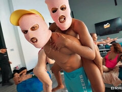 비키니, 오랄섹스, 흑갈색 머리, 다른 인종간의, 랑제리, 마스크, 풀, 셀카