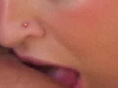 Brunett, Ansikte sitter, Fingering, Kysser, Lesbisk, Naturliga tuttar, Fitta, Sprutande