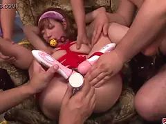 Azjatka, Obciąganie, Niewola, Sex grupowy, Japoński, Nastolatki, Trójkąt, Zabawki