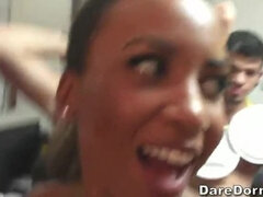 Makuuhuone, Musta, Lukio, Ylioppilasasuntola, Naamallinen, Ryhmä, Todellisuus, Teini