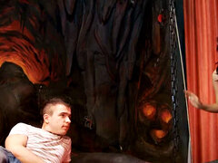 Amaterji, Oblečena ženska in nag moški, Ženska dominacija, Pete, Tetovaže, Najstnice, Trojček, Igrače