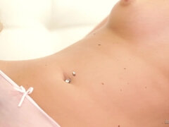 Blondína, Vysokoškoláčka, Výprask, Dospelé, Prirodzené prsia, Drobunké, Piercing, Hračky