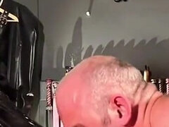 Homme nu et filles habillées, Gode, Femme dominatrice, Humiliation, Latex, Maîtresse, Esclave, Fessée