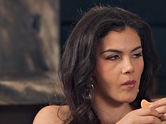 Gros seins, Sucer une bite, Brunette brune, Rondelette, Tir de sperme, Lingerie, Chevaucher, Nénés