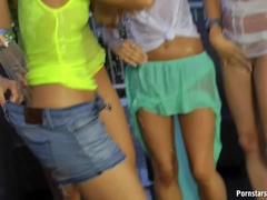 Vestite, Gruppo, Fatto in casa, Lesbica, Orgia, All'aperto, Scambisti, Bagnata