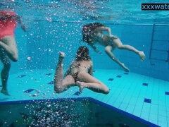 18 jahre, Bikini, Braunhaarige, Nudist, Zierlich, Pool, Erotischer film, Jungendliche (18+)