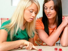 Anaal, Blond, Vingeren, Lesbisch, Ondergoed, Geschoren, Strippen, Speelgoed