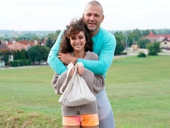 Stor røv, Stor pik, Pik sutte, Brunette, Hundestilling, Naturlige bryster, Mager, Teenager