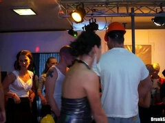 Vestite, Club, Ballando, Hardcore, Orgia, Pornostar, Raso, Bagnata