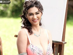 Stor svart kvinne, Stor rumpe, Store pupper, Brunette, Lubben, Fingring, Utendørs, Alene