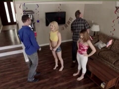 Anaal, Blond, Man die toekijkt, 1 man 2 vrouwen, Hardcore, Hd, Klein, Gezichtspunt