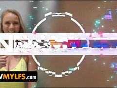 Hatalmas hátsó, Fürdő ruha, Cumizás, Kutya póz, Kőkemény, Hd, Érett feleség, Természetes mellek