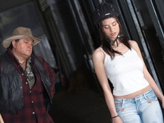 Stora tuttar, Avsugning, Brunett, Sperma shot, Slick, Utomhus, Kjol, Tonåring