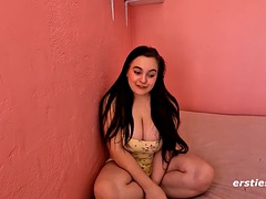 Nana, Gros seins, Brunette brune, Rondelette, Gode, Doigter, Masturbation, Vibromasseur