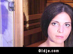 Salle de bains, Sucer une bite, Brunette brune, Grandpère, Mature, Adolescente