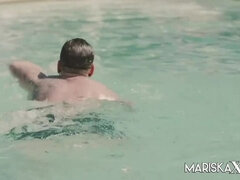 Kuřba, Brunetka, Macaté, Stříkání spermatu, Přírodní prsa, Venku, Bazén, Vyholené