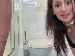 Amatör, Brunett, Par, Fetisch, Lesbisk, Kissar, Tatuering, Toalett
