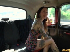 Arsch, Blasen, Hundestellung, Hardcore, Rotschopf, Rasiert, Entkleiden, Tätowierung