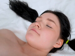 18, Isot tissit, Ruskeahiuksinen, Soolo, Teini, Neitsyt